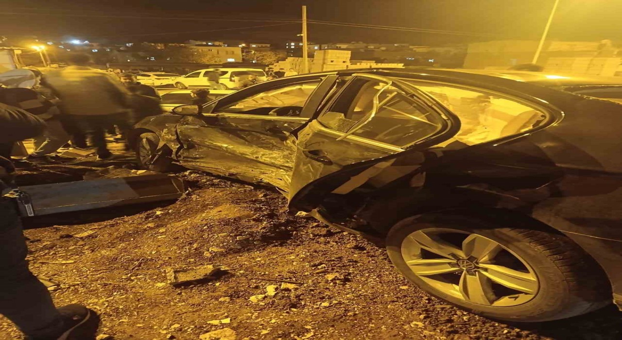 Mazıdağında iki otomobil çarpıştı: 3 yaralı