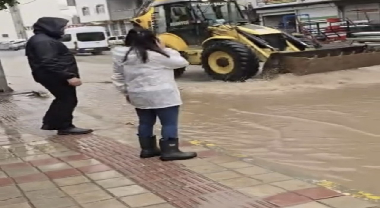 Mazıdağında sağanak nedeni ile yollar göle döndü
