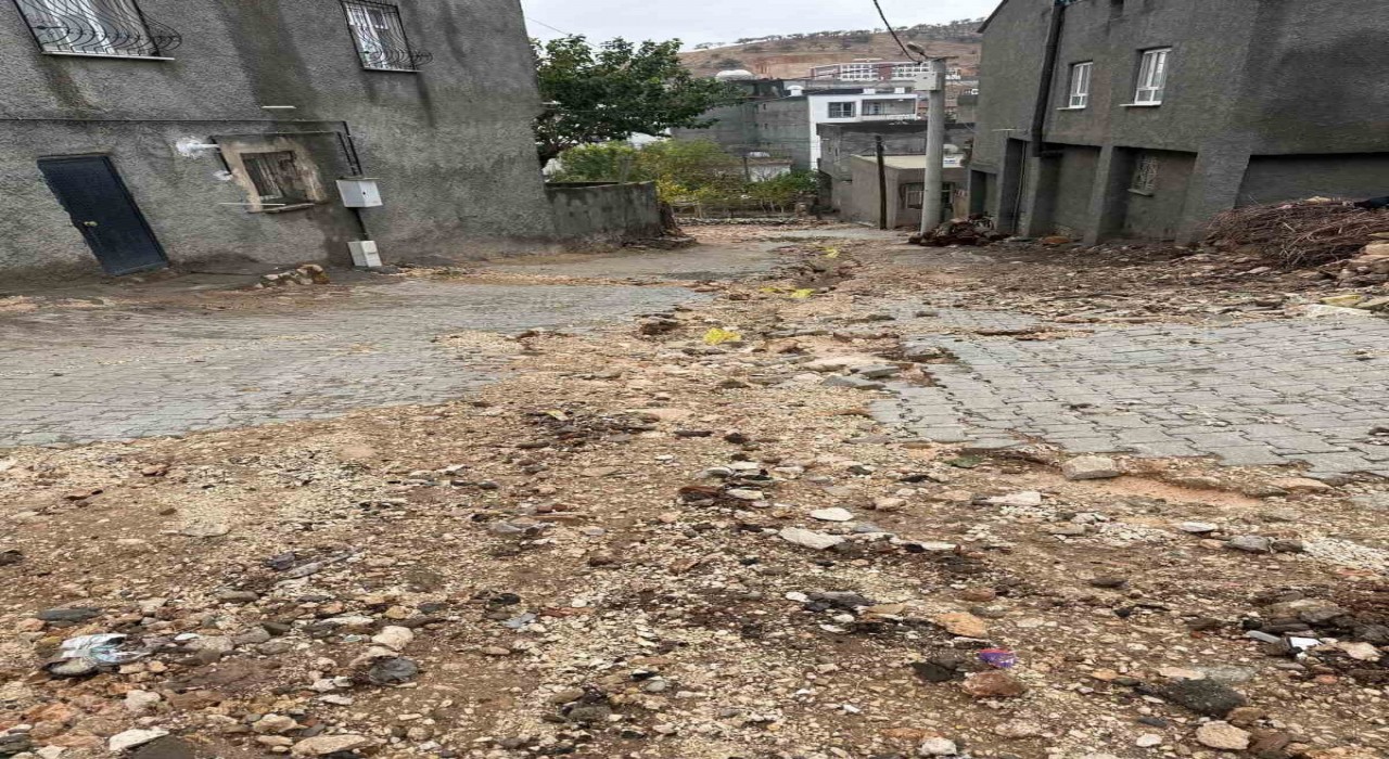 Mazıdağında şiddetli yağışların neden olduğu çukurlarda ortaya çıkan doğal gaz boruları tehlike saçıyor