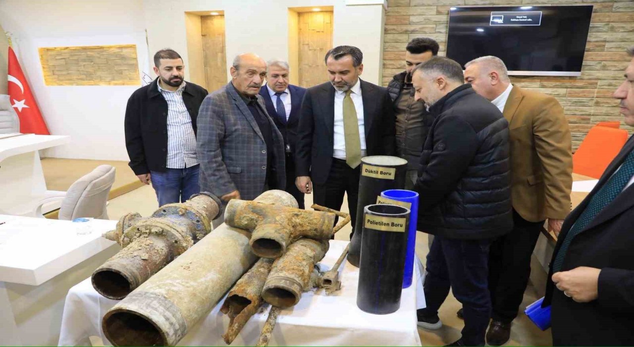 Meclis toplantısına eski içme suyu borularını getiren Başkan Şerifoğulları: İçme suyu hattı döşeme çalışmalarımız yüzde 99 seviyesine ulaşmıştır