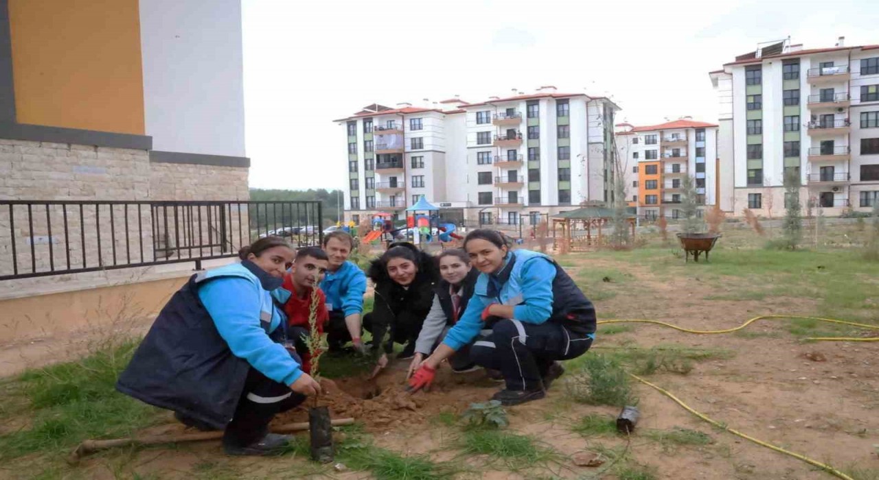 Menteşe Akçaova TOKİ Site yönetiminden ‘Yeşil Vatana fidanlı destek