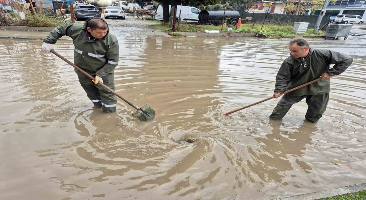 Menteşe Belediye ekipleri su baskınlarına müdahale ediyor