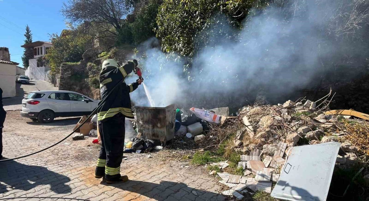 Menteşede çöp konteynerinde yangın paniği