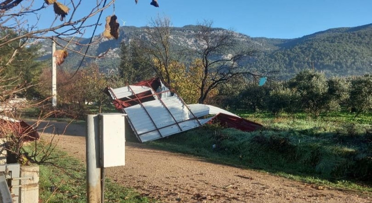 Menteşede fırtına yapılara zarar verdi