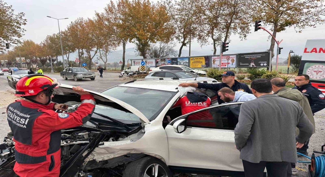 Menteşede kaza: 2 yaralı