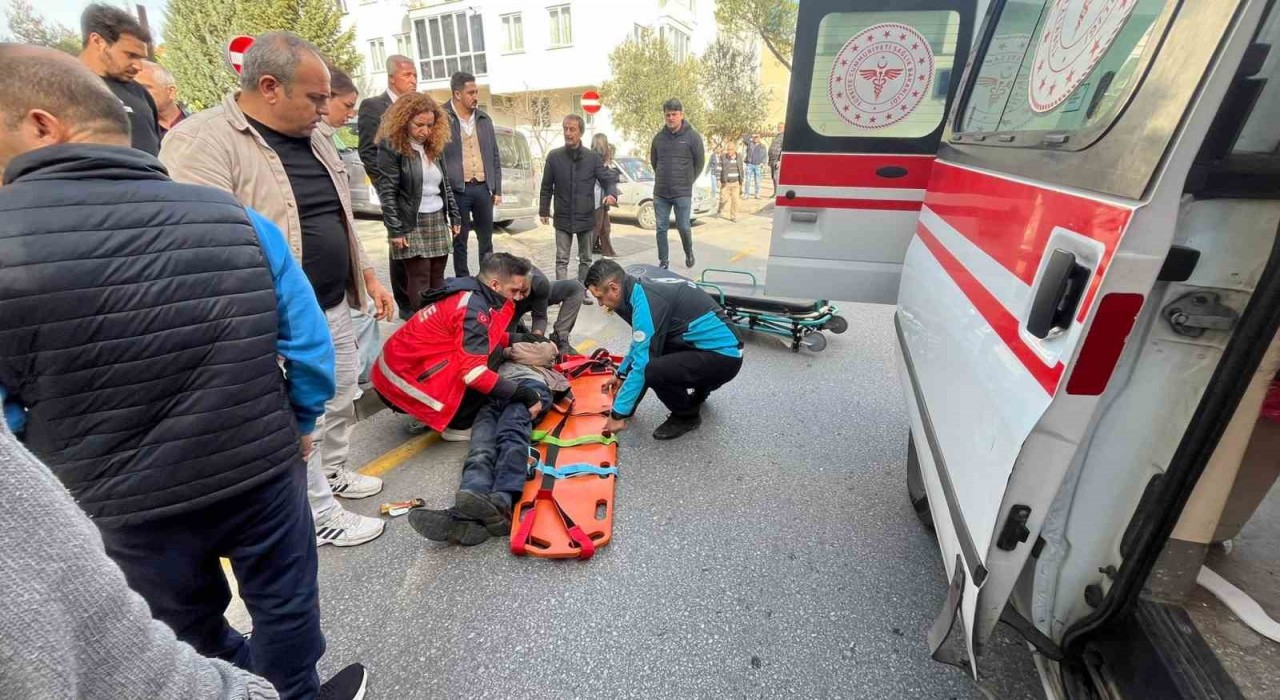 Menteşede otomobil yaşlı adama çarpıp kaçtı