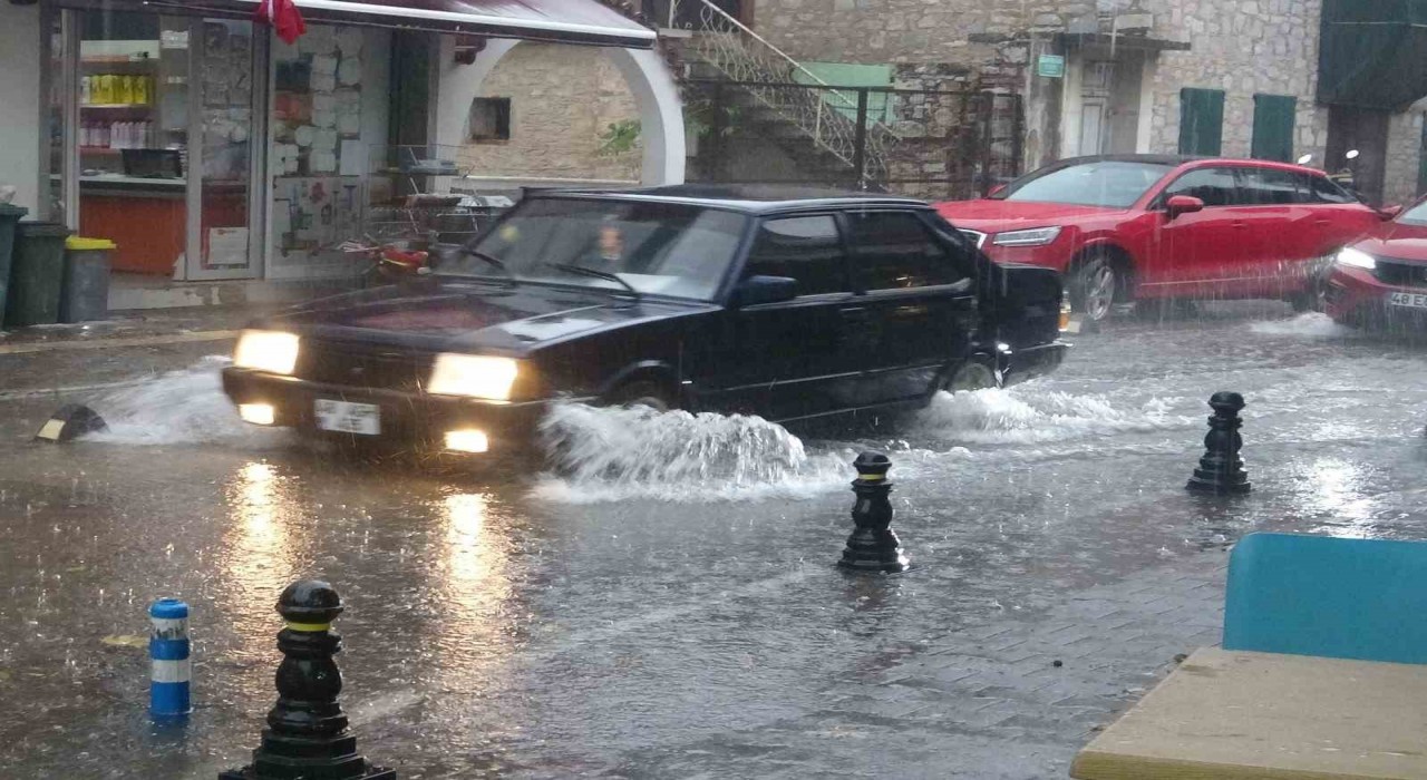 Menteşede şiddetli yağmur ve dolu etkili oluyor