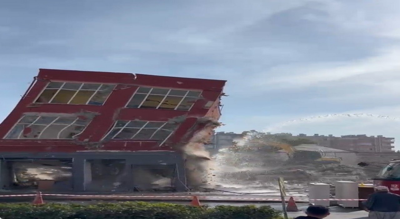 Mersinde 2 katlı bina titreşimle yıkıldı