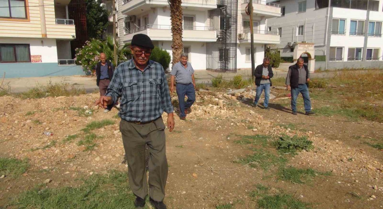 Mersinde bir kişi yer altı su kaynaklarını bulabiliyor, bulduğunda elektrik çarpmışa dönüyor