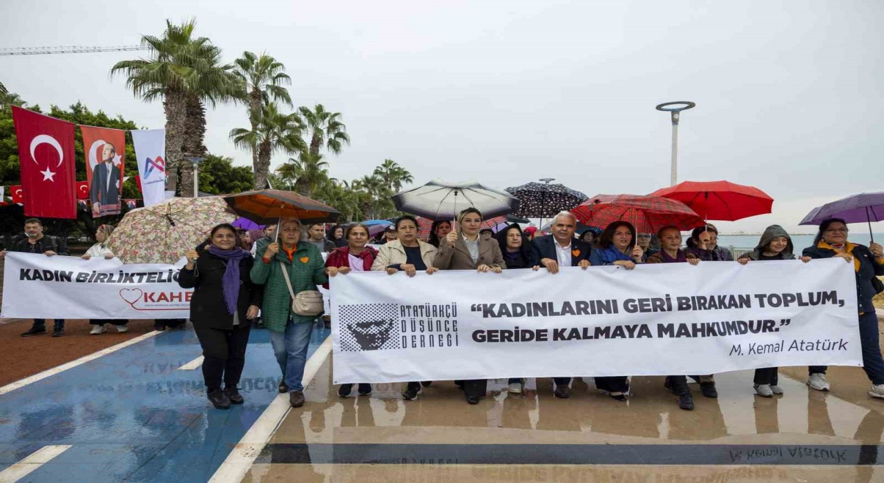 Mersinde kadınlara yönelik şiddete karşı farkındalık etkinlikleri düzenlendi