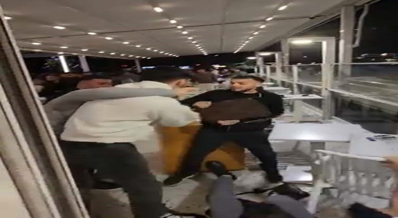 Mersinde kafedeki kavgada yumruklar havada uçuştu