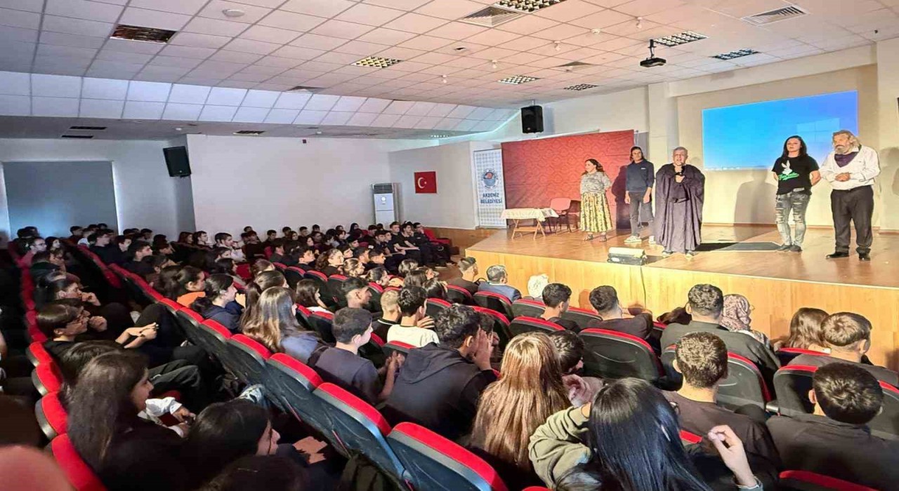 Mersinde madde bağımlılığı konulu tiyatro büyük ilgi gördü