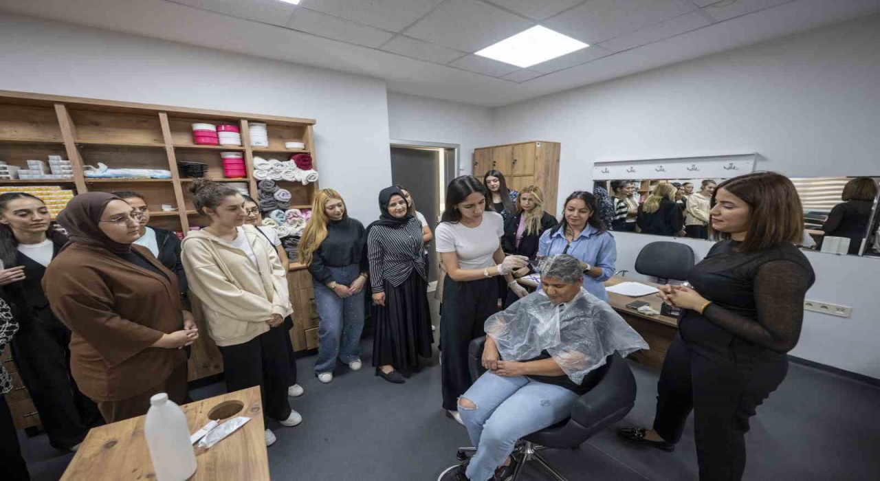 Mersinde MERCEKin saç renklendirme kursu yoğun ilgi görüyor