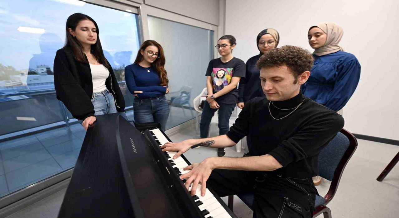 Mersinde ücretsiz enstrüman kurslarına yoğun ilgi