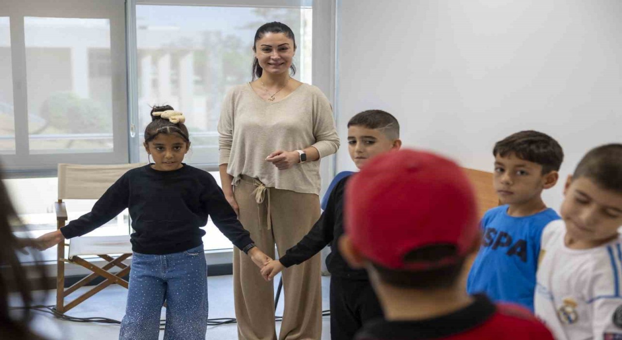 Mersinde ücretsiz tiyatro kursuna yoğun ilgi
