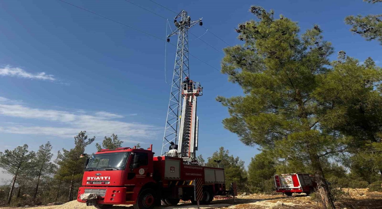 Mersinde yüksek gerilim direğinde mahsur kalan işçi kurtarıldı