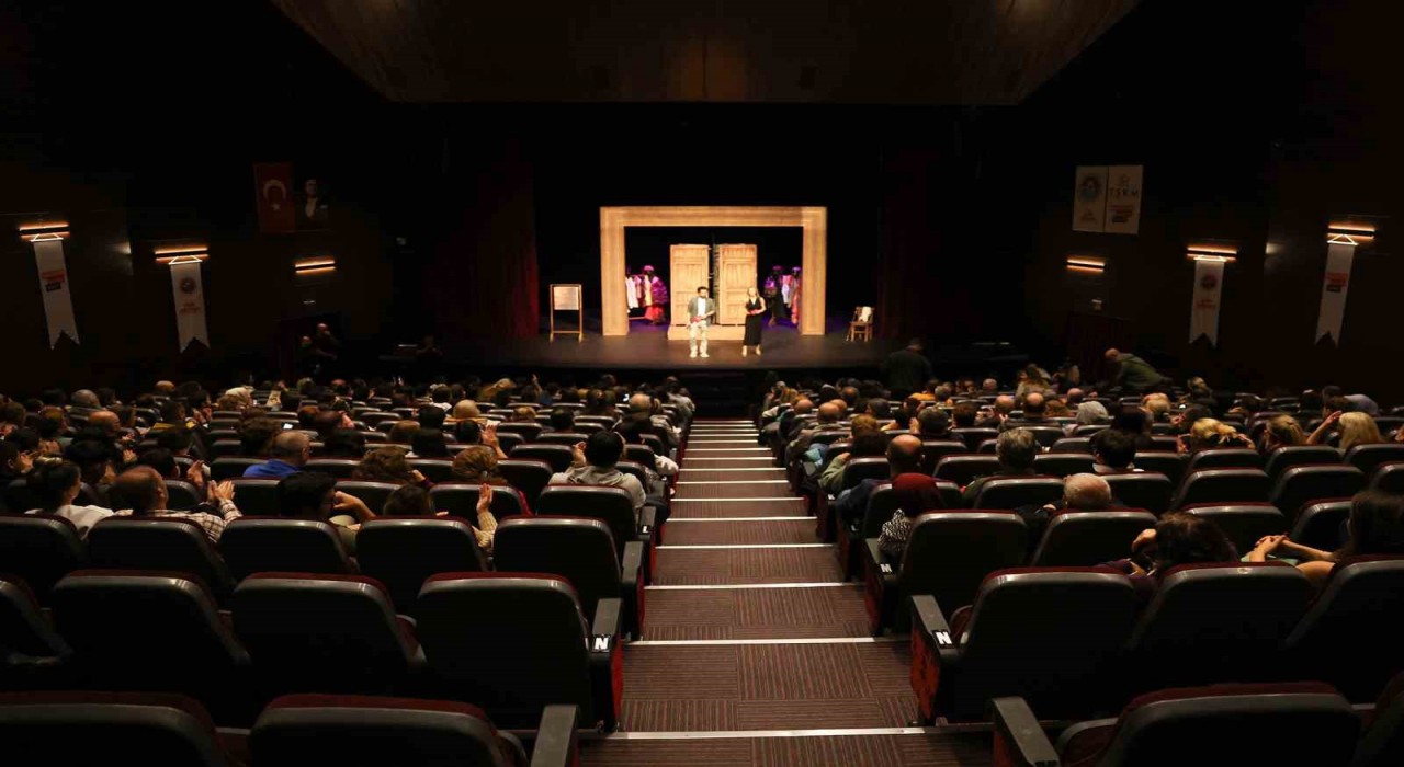 Mersinin Eyvah Nadir oyunu İstanbulda beğeni topladı