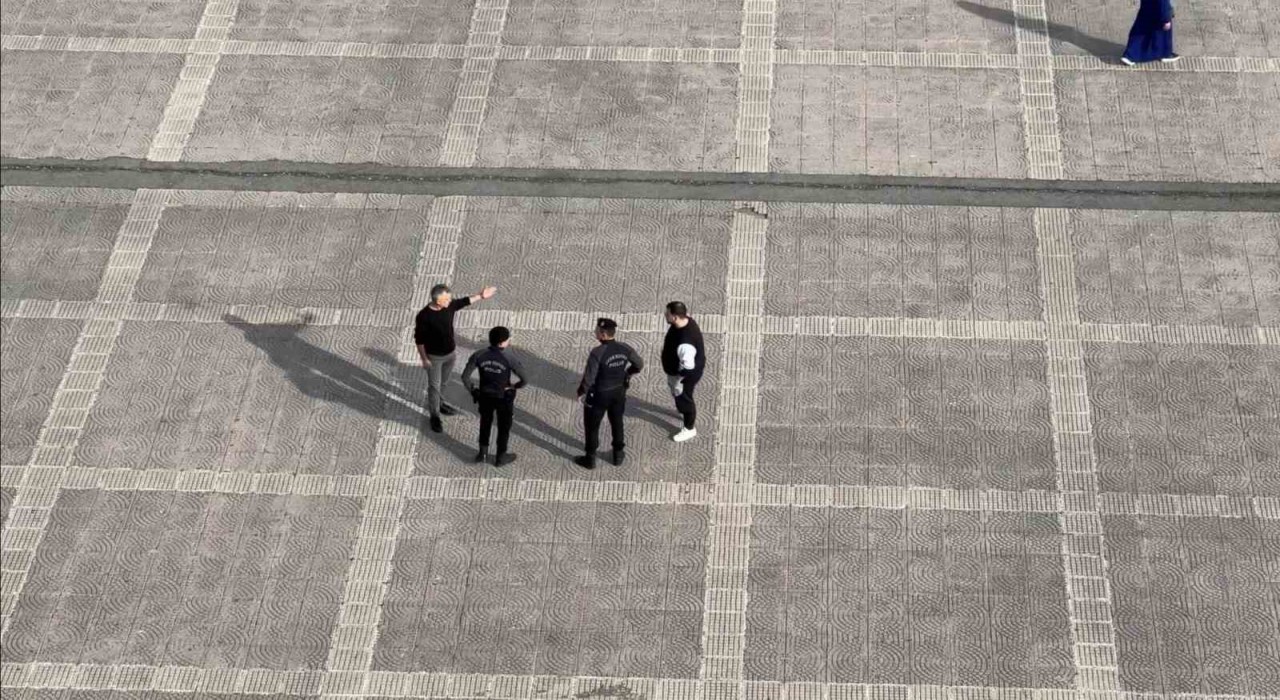 Meydandaki yumruklu kavgayı polis büyümeden önledi