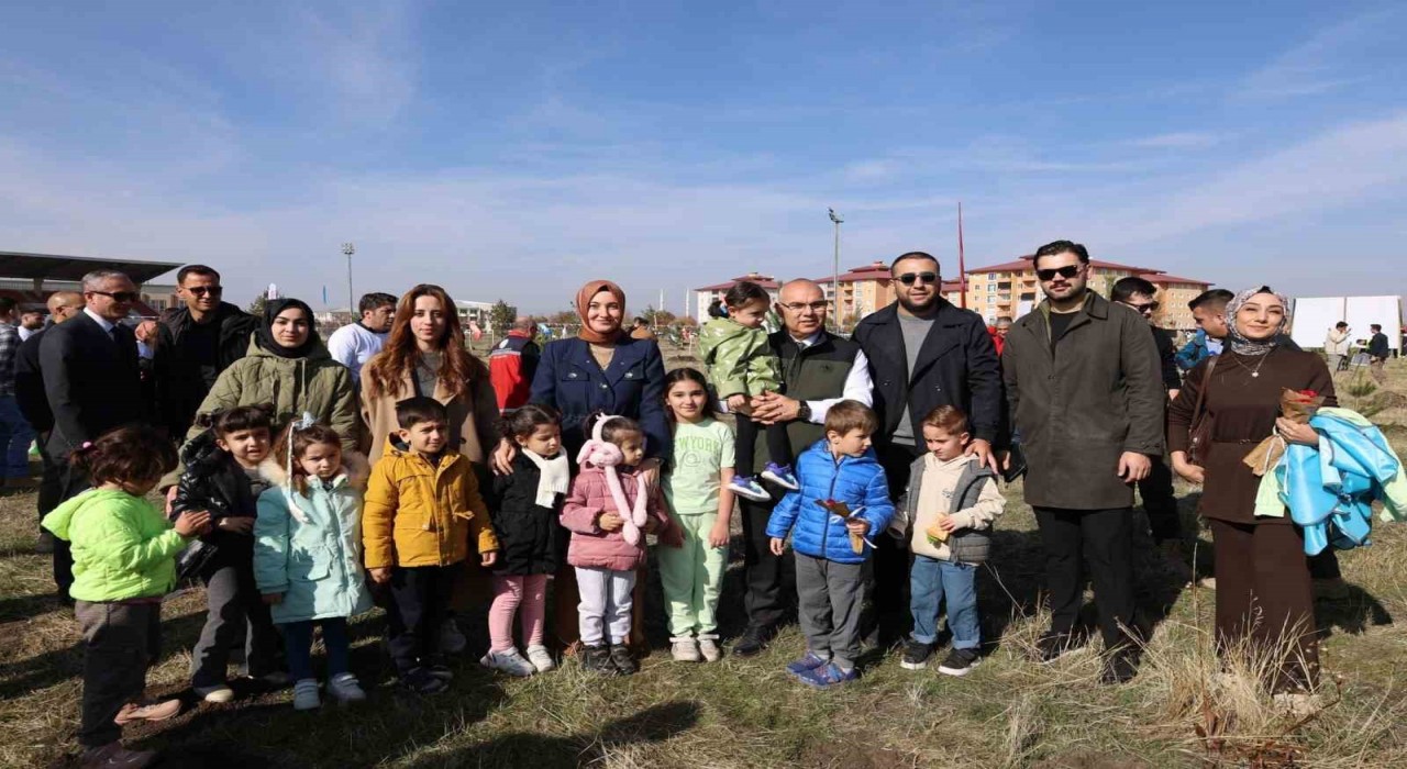 Milli Ağaçlandırma Gününde minikler fidanları toprakla buluşturdu