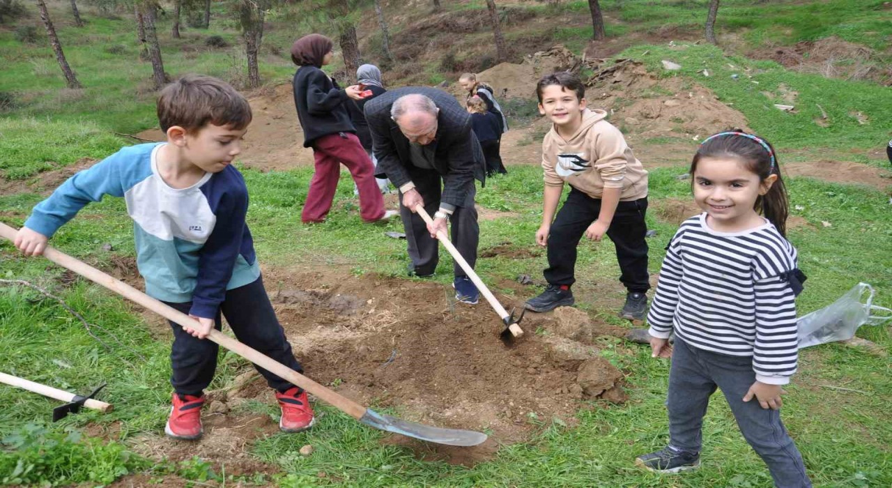 Milli Ağaçlandırma Gününde Salihlide 600 fidan toprakla buluştu