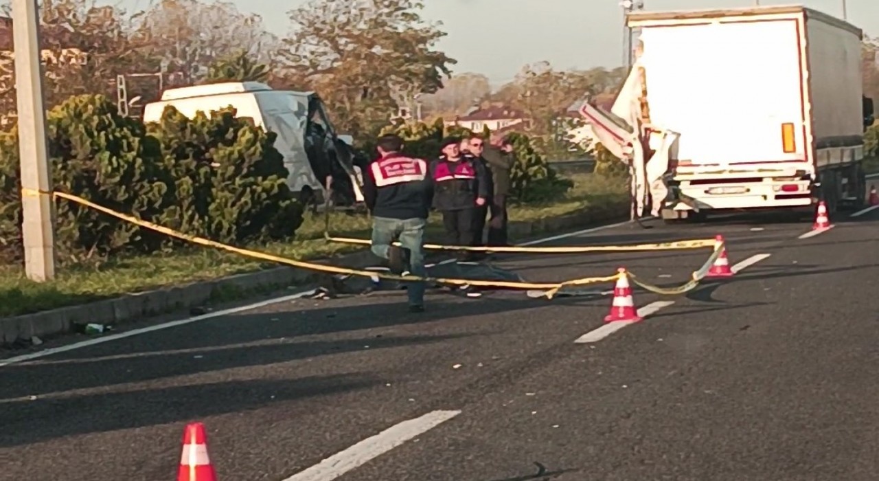 Minibüs, tırın römorkuna çarptı: 1 ölü, 2 yaralı
