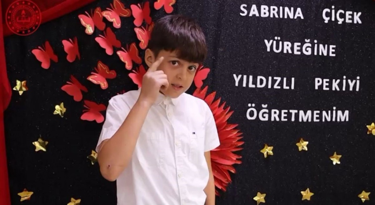 Minik öğrencilerden, öğretmenlerin kalıplaşmış terimleriyle 24 Kasım kutlaması