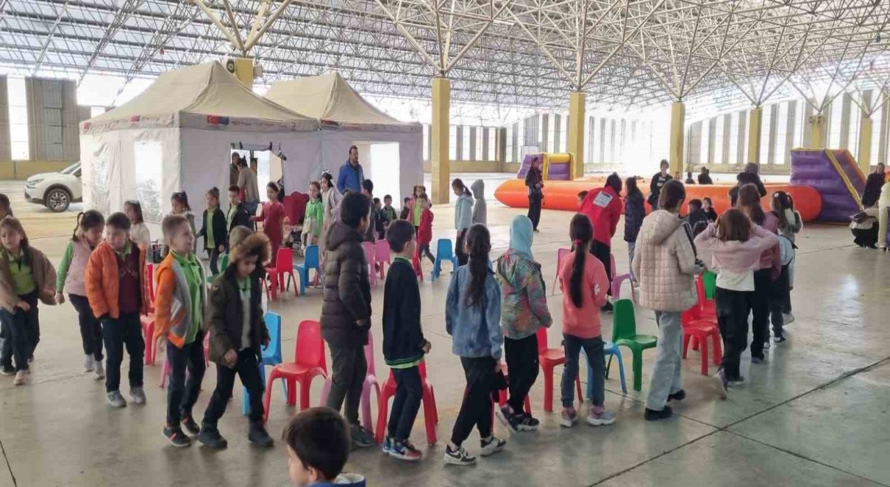 Mobil Çocuk Dostu Alan Tırı, Emek Mahallesinde kuruldu