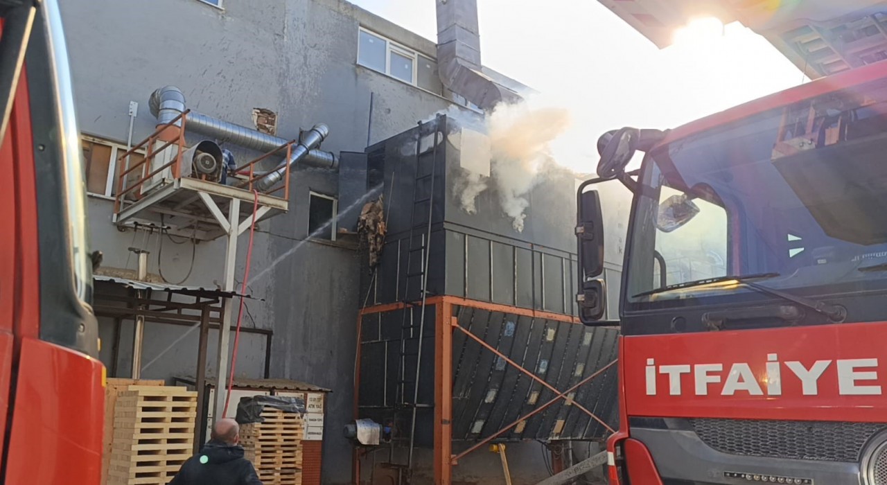 Mobilya fabrikasında yangın: 1 işçi yaralandı