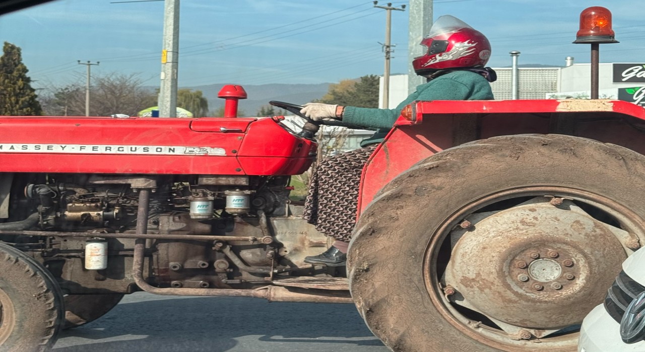 Motosiklet kaskıyla traktör kullanan kadın, sosyal medyada büyük beğeni topladı