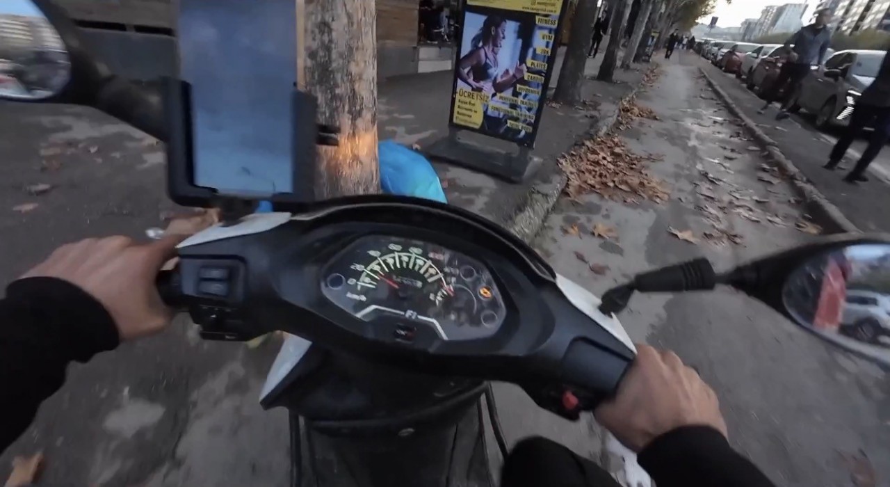 Motosiklet kaydı, duba şaşırttı: Sinirle çıktı, mizahla bitti