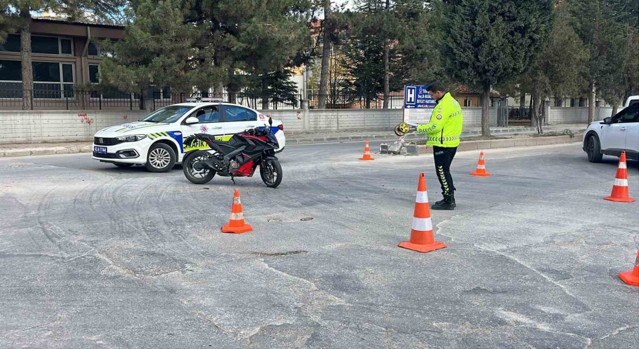 Motosiklet otomobille çarpıştı, 1 kişi yaralandı