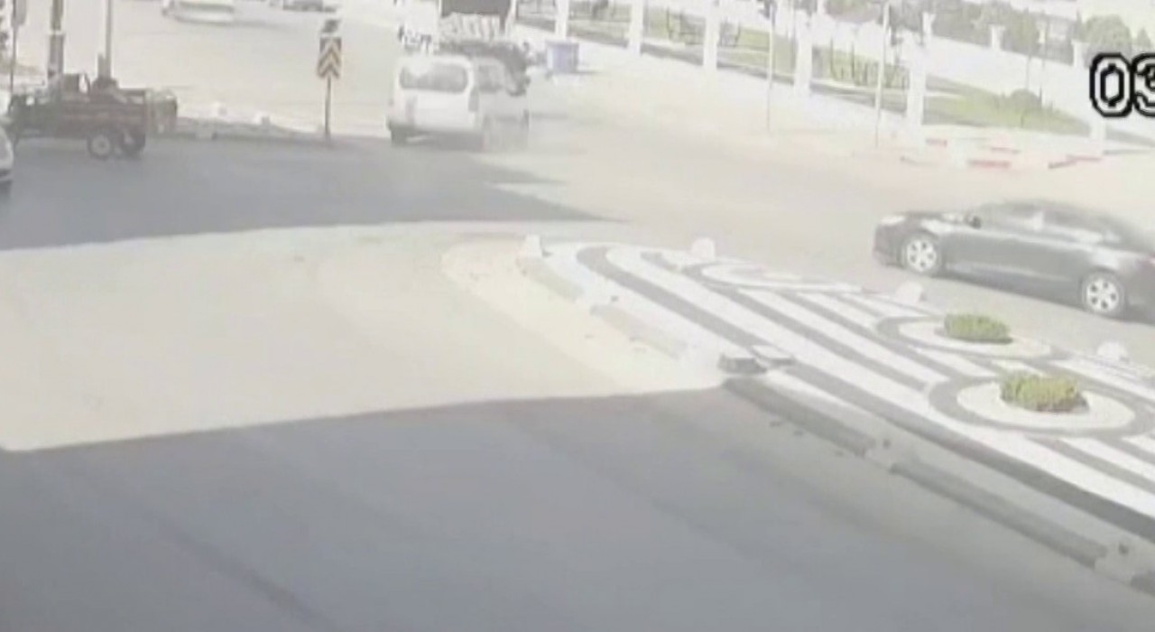 Motosiklet sürücüsünün saniyelerle ölümden döndüğü kaza kamerada