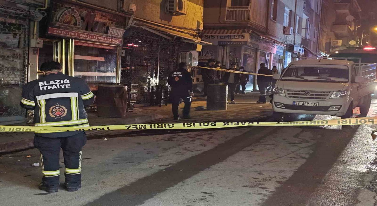 Motosikletin çarptığı pikabın yakıt deposu delindi: Yol trafiğe kapatıldı