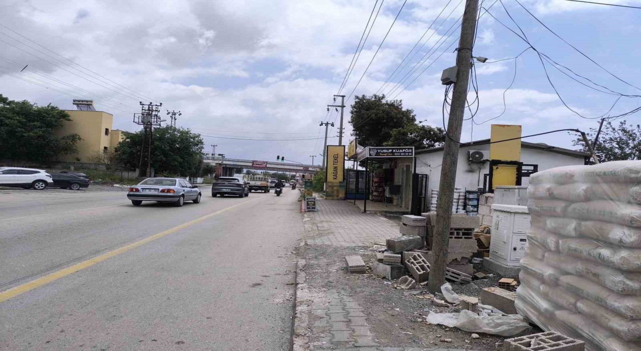 Motosikletin, dönüş yapmak isteyen otomobile ok gibi saplandığı anlar kameraya yansıdı