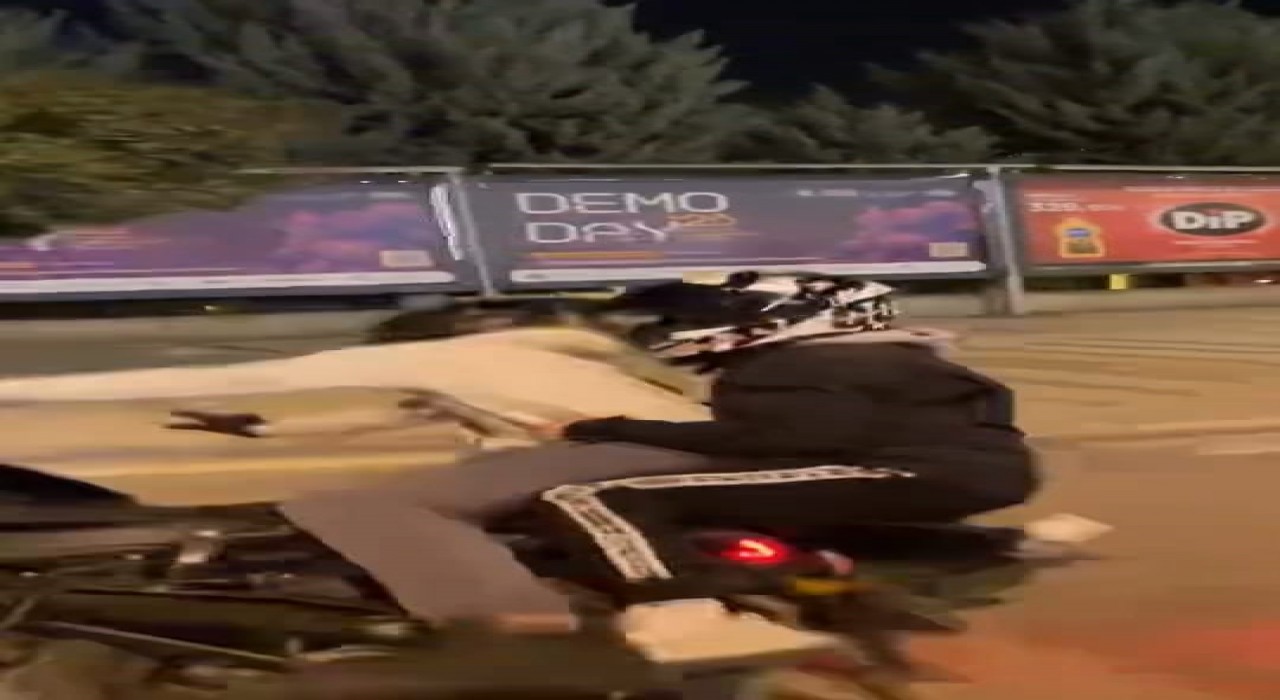 Motosikletiyle ön kaldırdı, kayarak böyle düştü