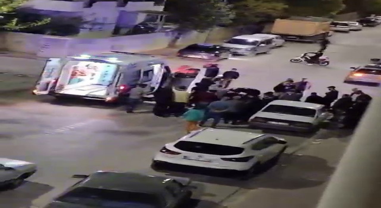 Motosikletle otomobilin çarpışma anları kameralara yansıdı: 1i ağır 2 yaralı