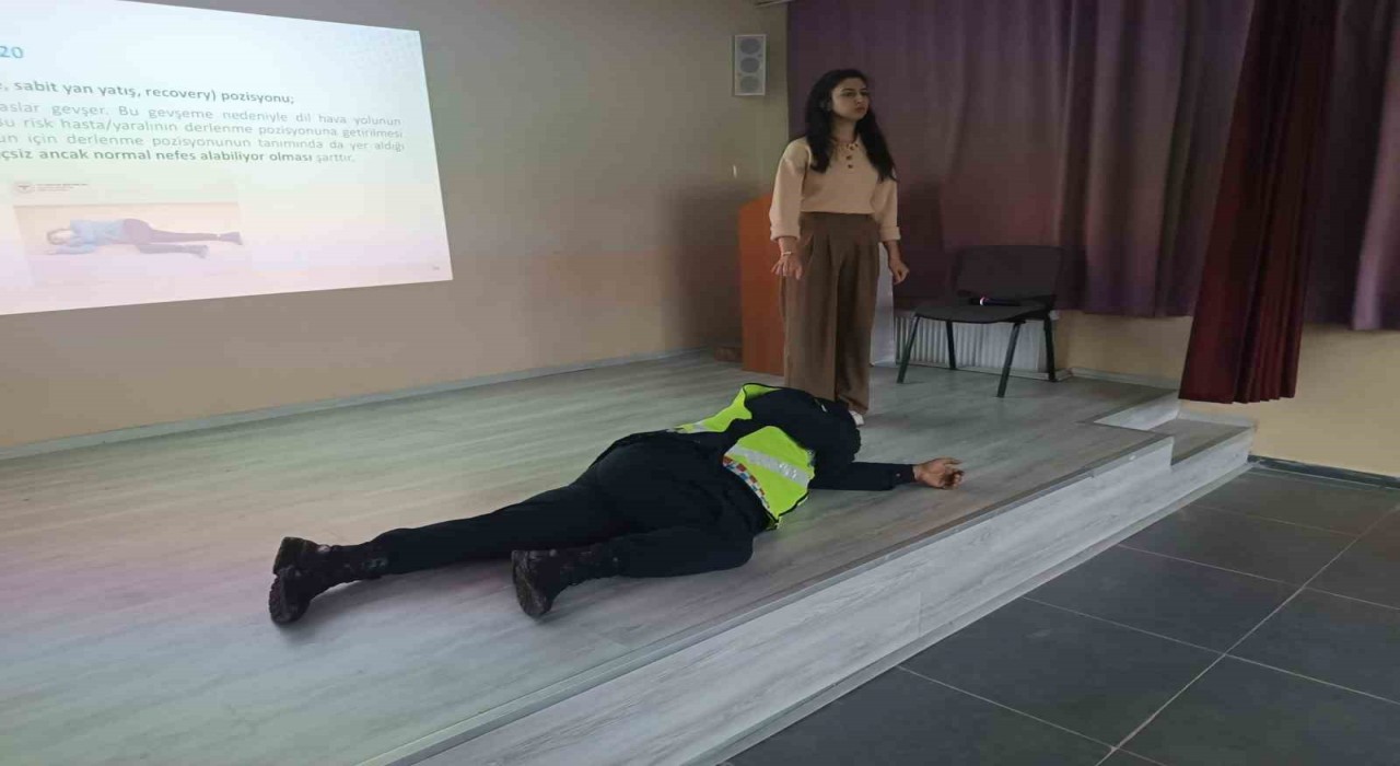 Mudurnuda servis şoförlerine ilk yardım eğitimi verildi