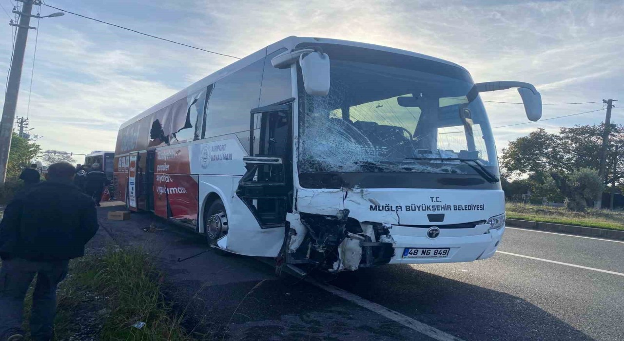 Muğlada otobüs ile minibüs çarpıştı: 2 yaralı