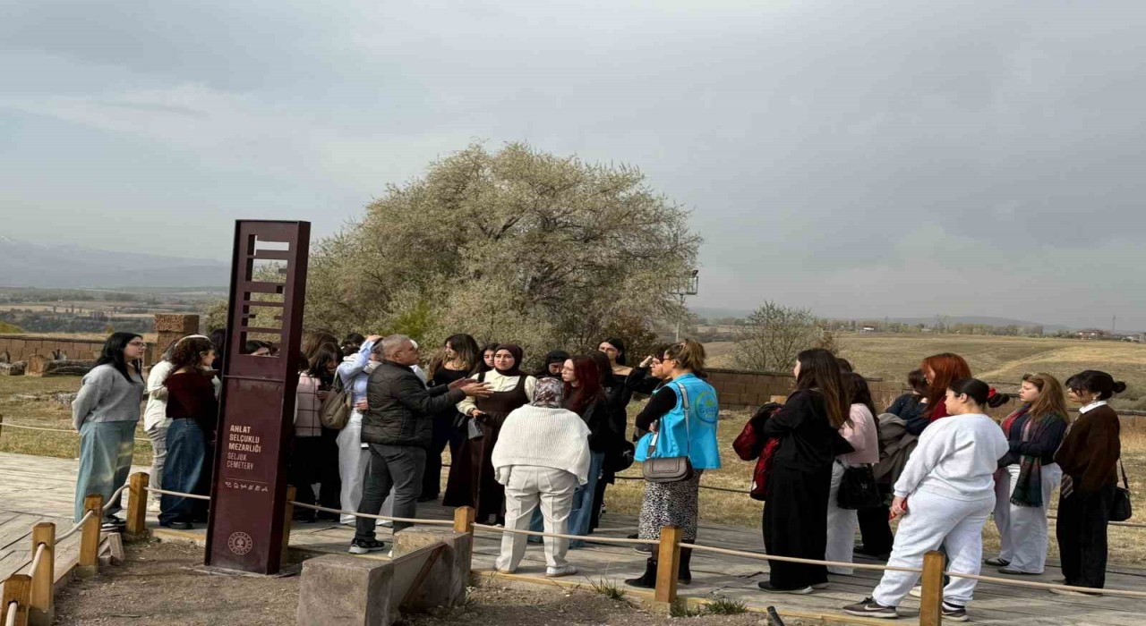 Muğlalı gençler medeniyet, tarih ve kültür kampı ile Bitlis ve Vanı keşfetti