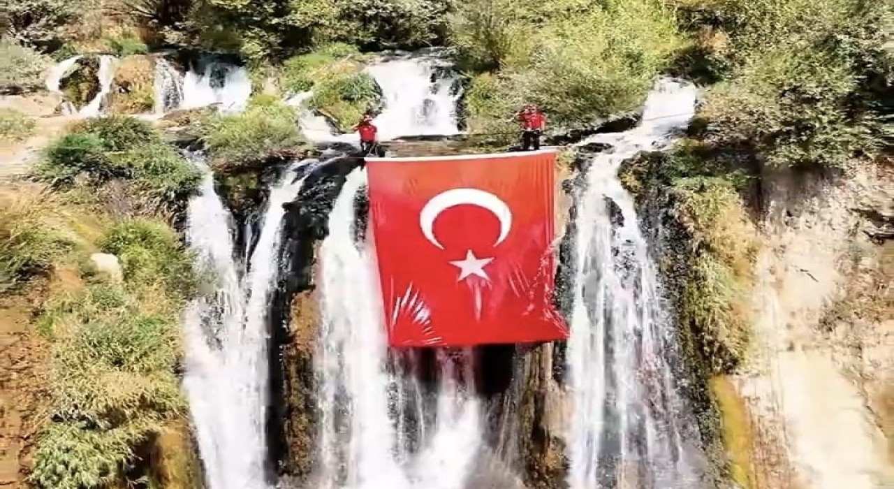 Muradiye Şelalesinde Türk bayrağı dalgalandı