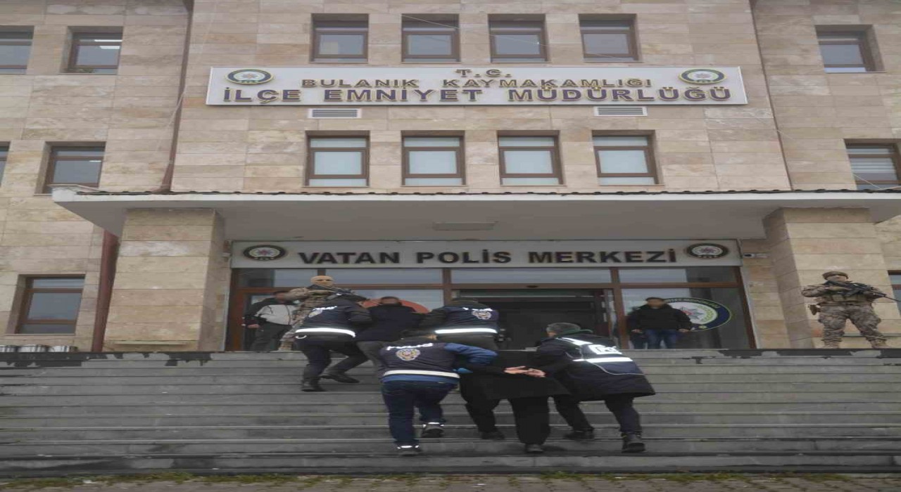 Muşta firari 2 şüpheli suç aleti silahla yakalanarak tutuklandı