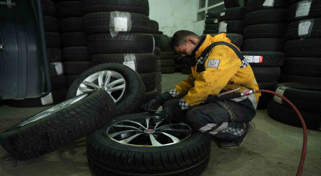 Muşta köpeklerin saldırdığı tavuk oto lastikçiye sığındı
