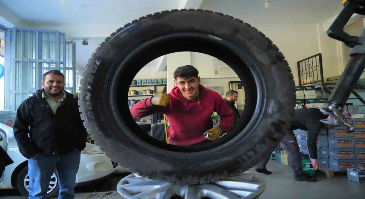 Muşta lastikçilerde kış lastiği yoğunluğu başladı