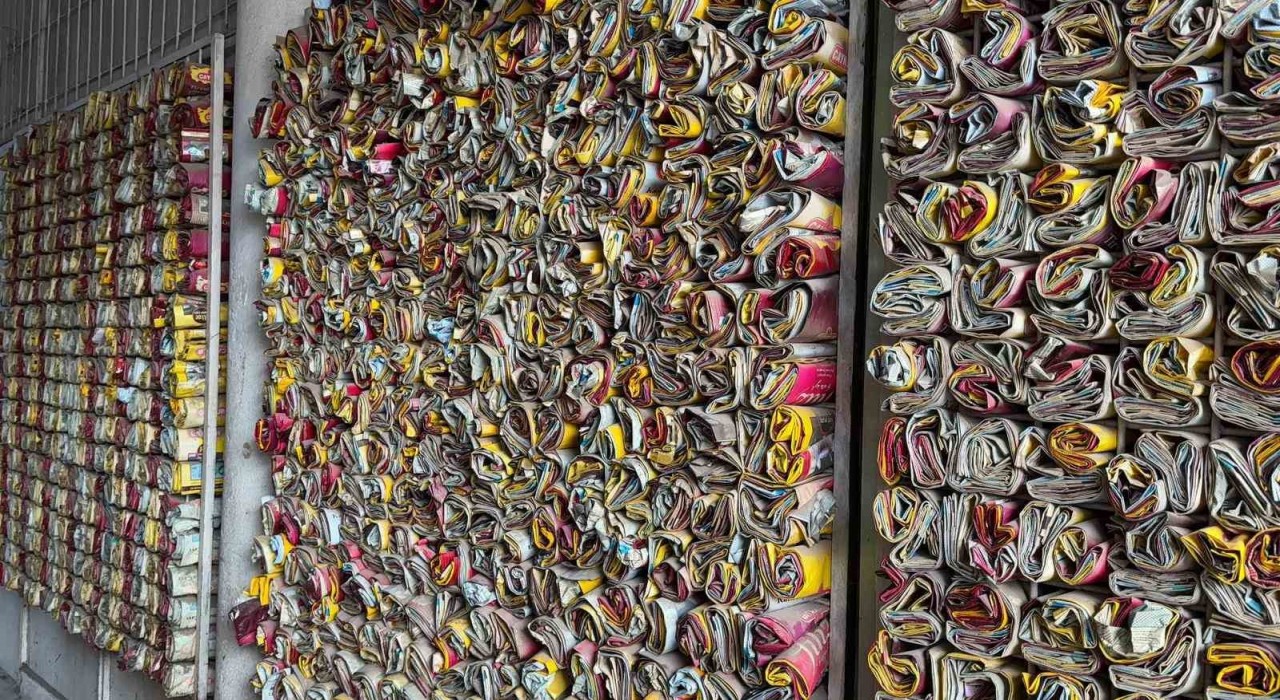 Müşteri ne içtiğini bilsin diye 18 yıldır demleyip sattığı çayların boş paketlerini sergiliyor