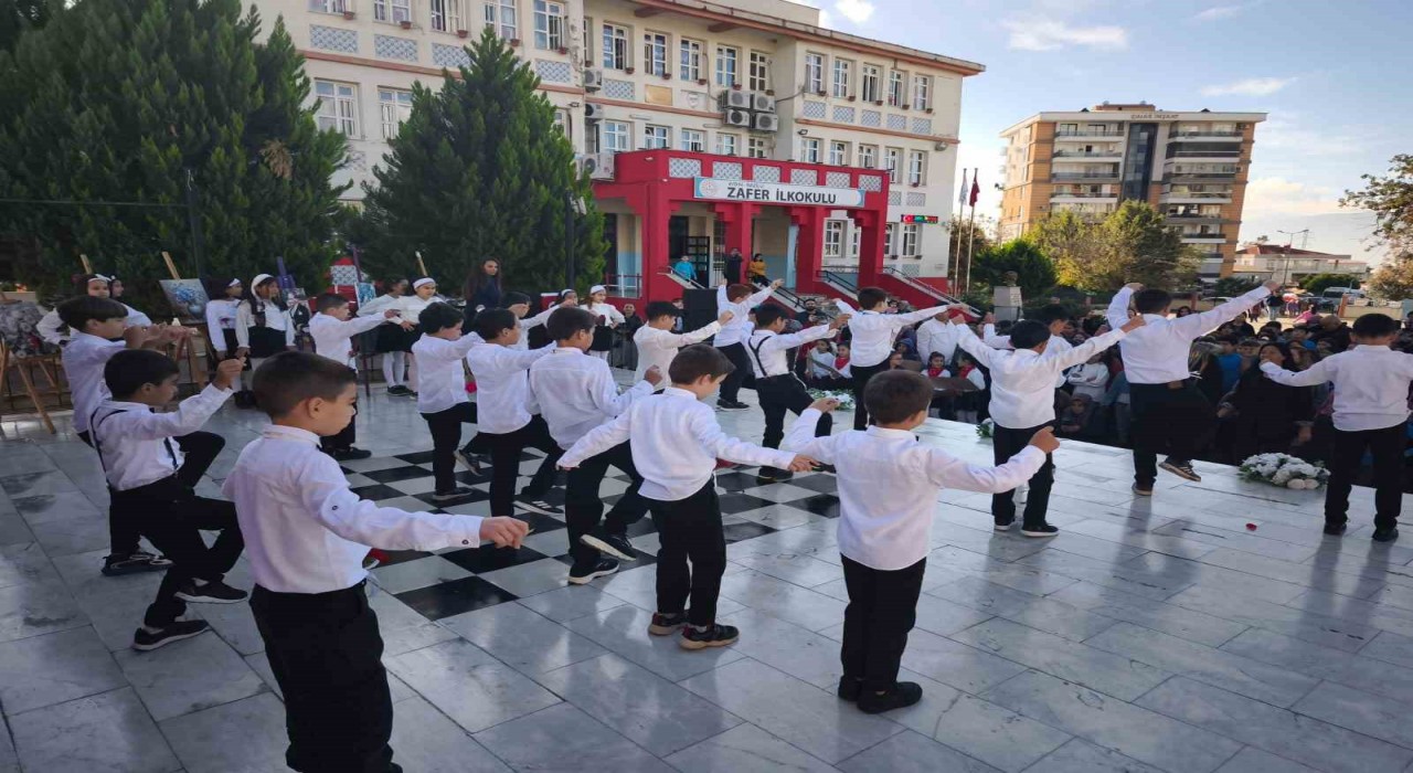 Nazillide öğretmenlerden zeybekli Kutlama