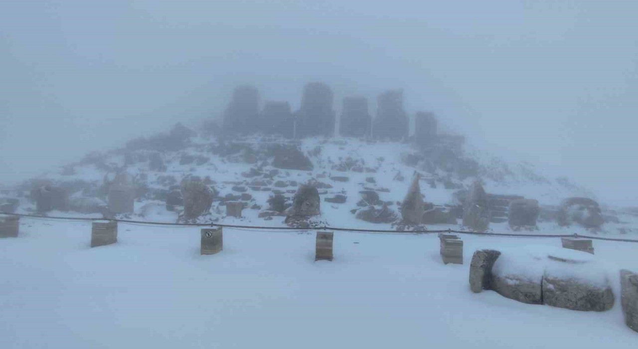 Nemrut Dağına mevsimin ilk karı yağdı