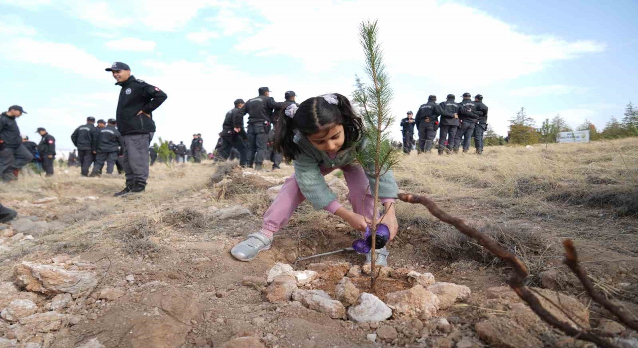 Niğdede 5 bin fidan toprakla buluşturuldu