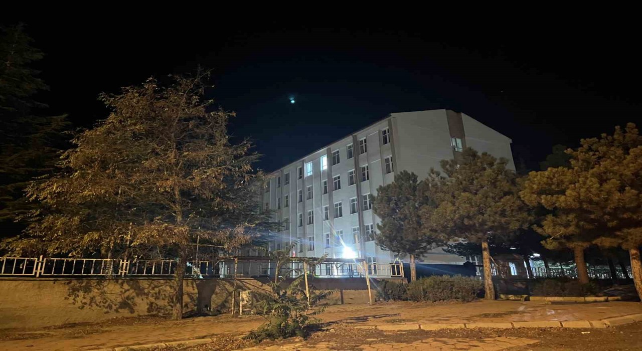 Niğdede 6 öğrenci yedikleri pastadan sonra hastanelik oldu