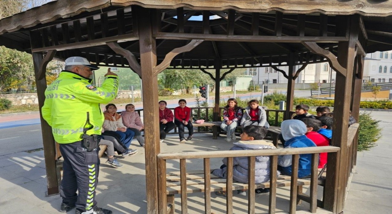 Niğdede öğrencilere teorik ve uygulamalı trafik eğitimi