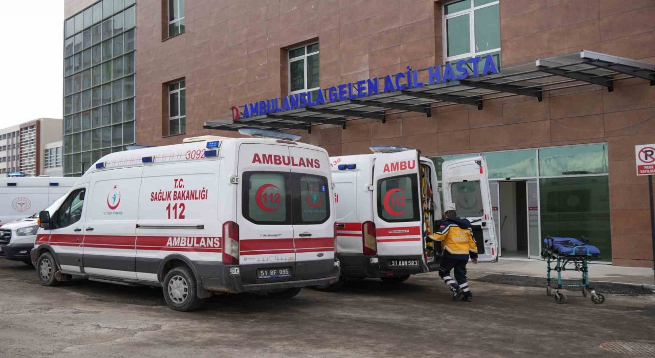 Niğdede oto galeri önünde silahlı saldırı: 1 yaralı